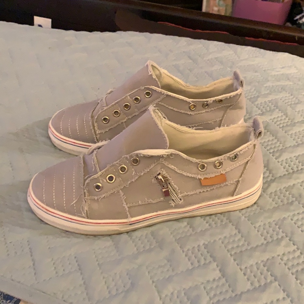 Tennis shoes